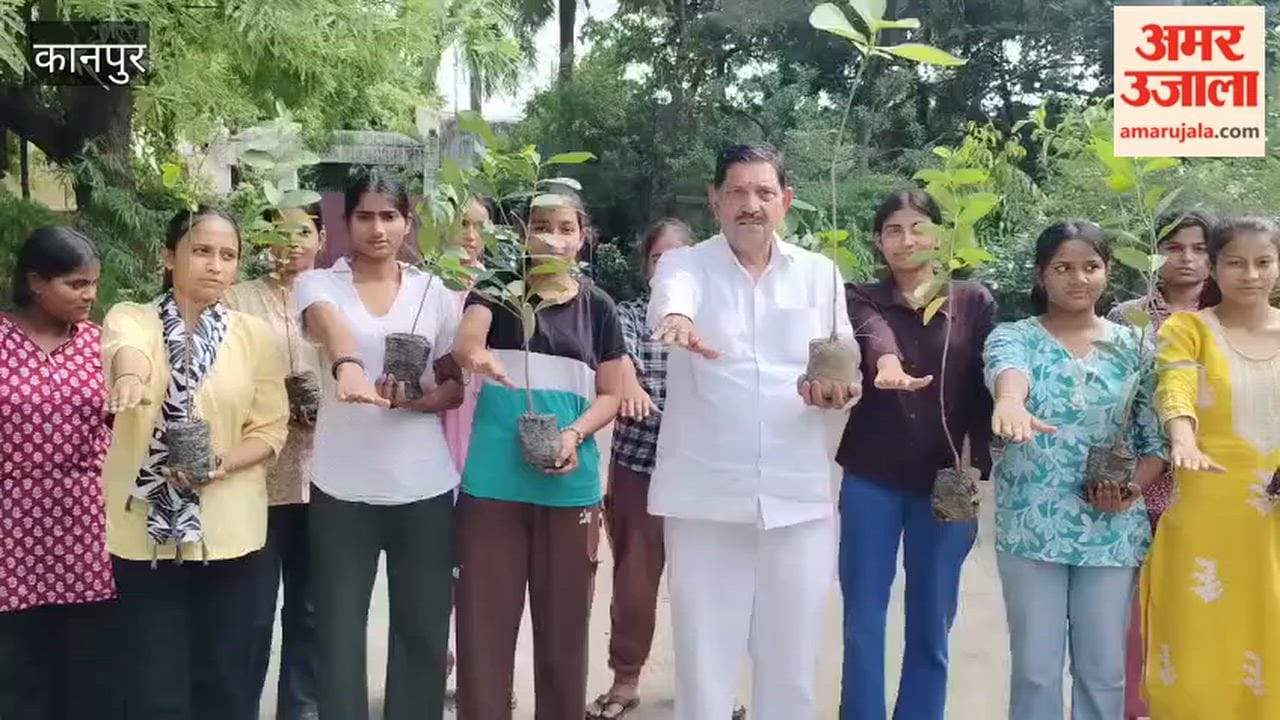 Kanpur: Female students pledge to plant a tree in their mother's name