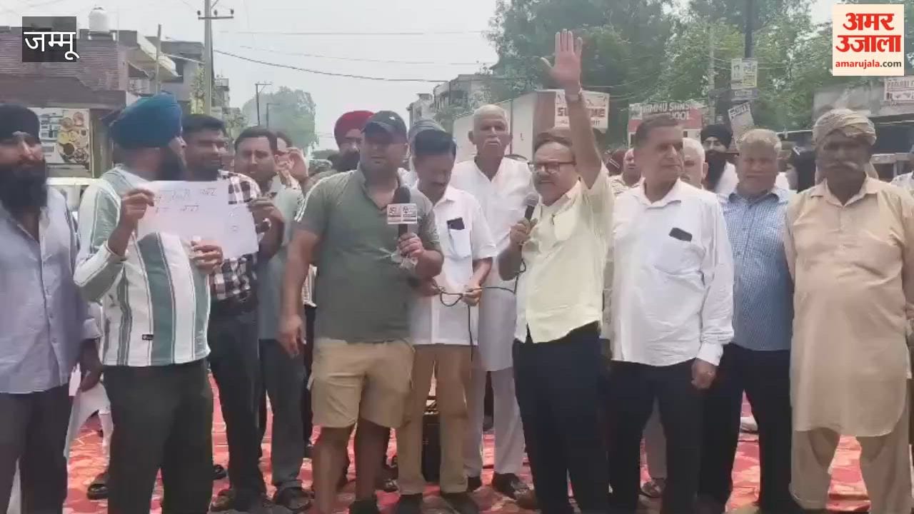 In the town of Miran Sahib, local residents blocked the road to protest against unscheduled power cuts imposed by the Electricity Department and the high bills resulting from the installation of smart meters.