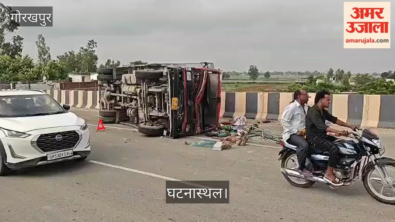 Truck overturns on Maniram Bridge; major accident averted.