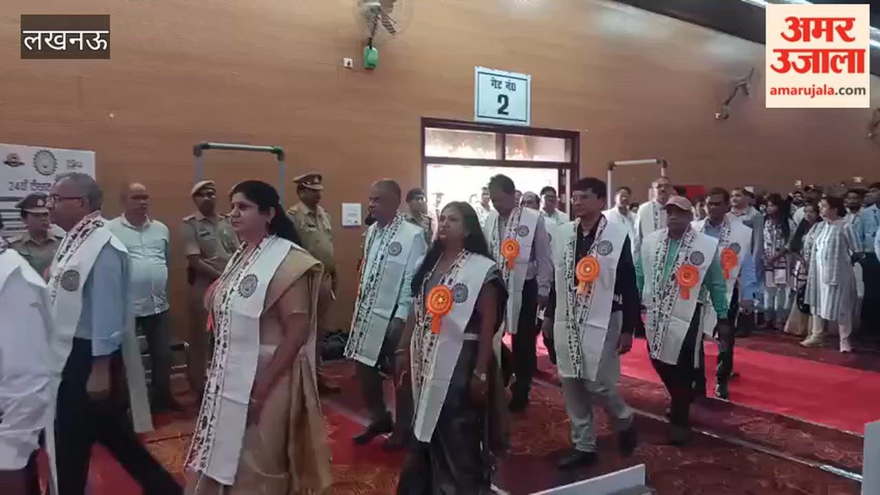 डॉ एपीजे अब्दुल कलाम विवि के दीक्षांत समारोह में पहुंचीं राज्यपाल आनंदीबेन पटेल, साथ में मंत्री आशीष पटेल