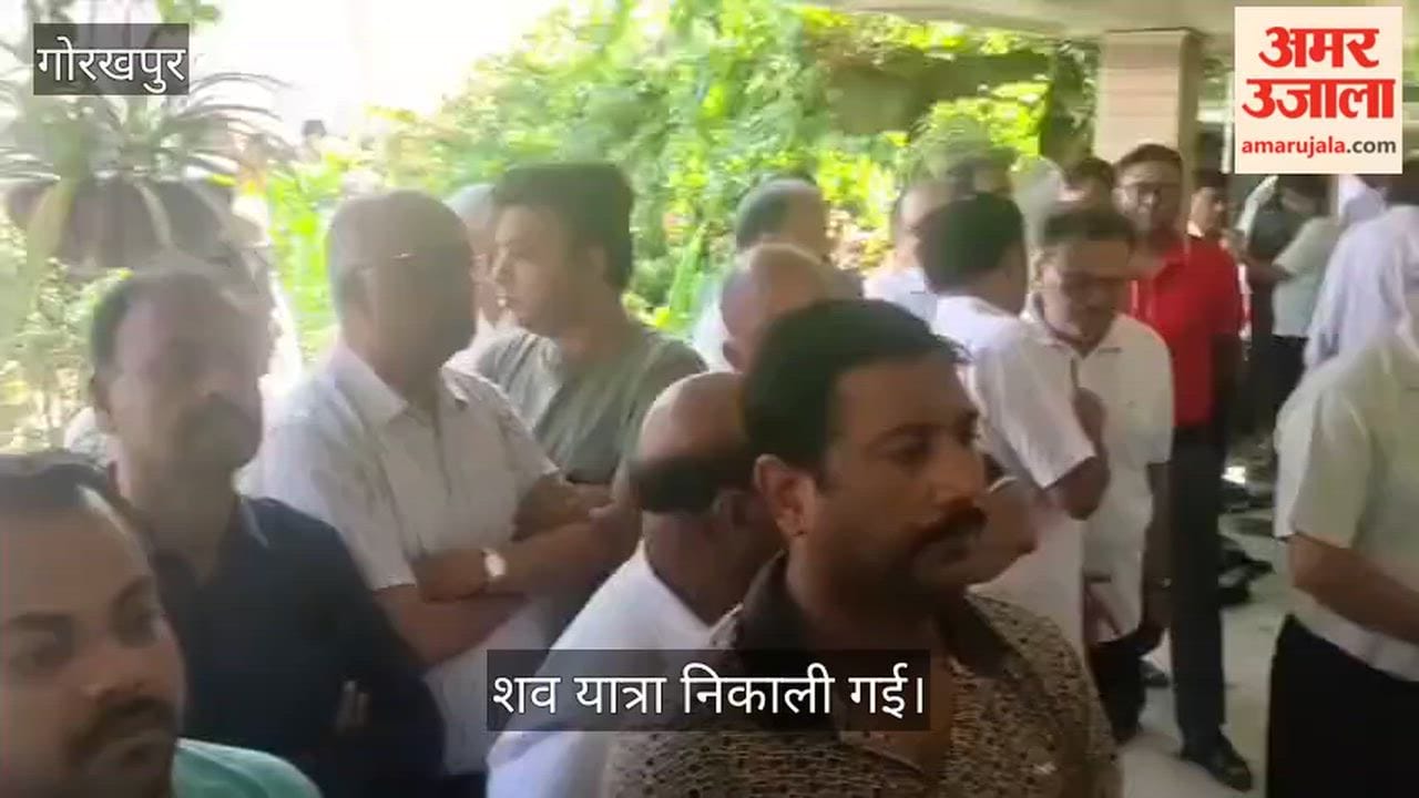 Funeral procession of Balkrishna Saraf leaves for Rajghat; people arrive to pay their last respects.