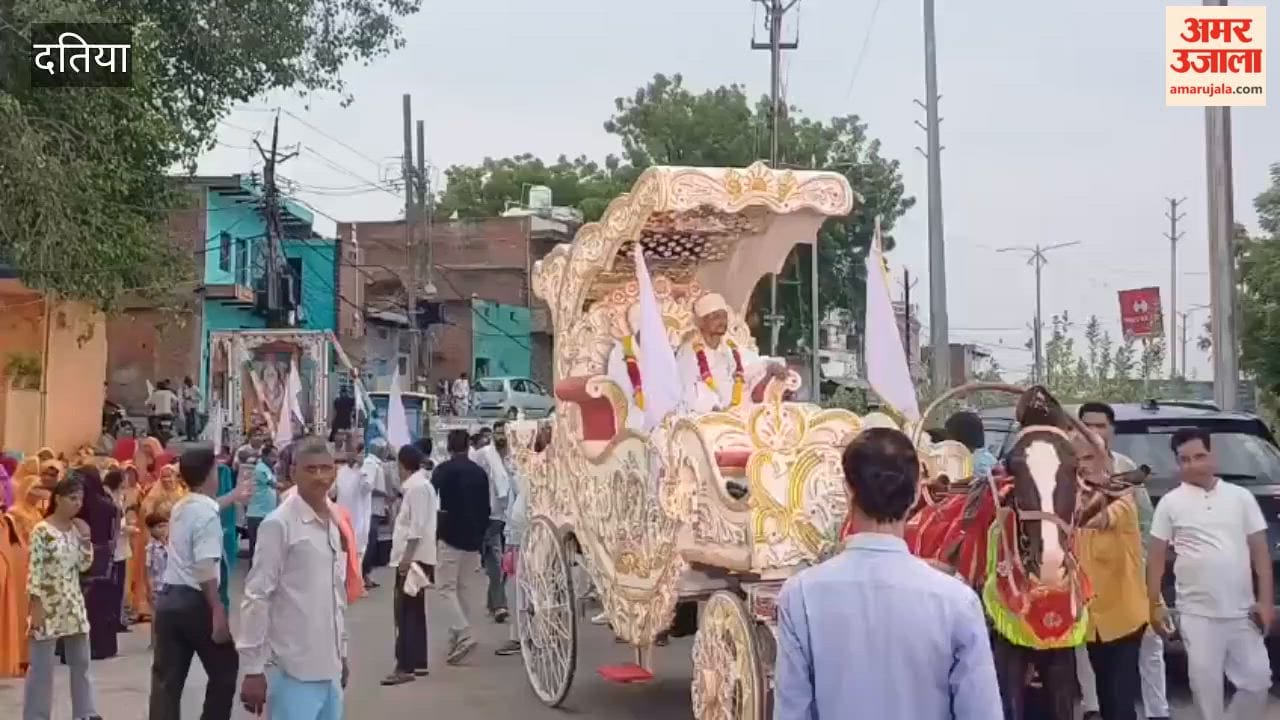 A grand procession taken out in Datia on the occasion of Sant Kabir Jayanti.