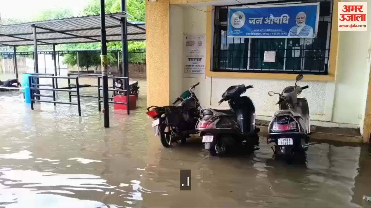 Waterlogging in Rajnandgaon District Hospital premises causes difficulties for patients and ambulances