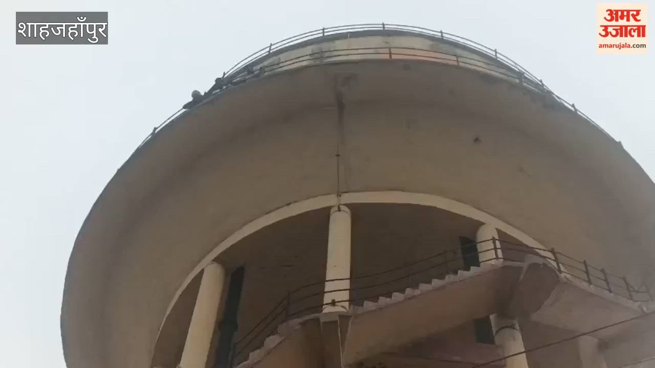 Four victims of fraud climbed a water tank in Shahjahanpur