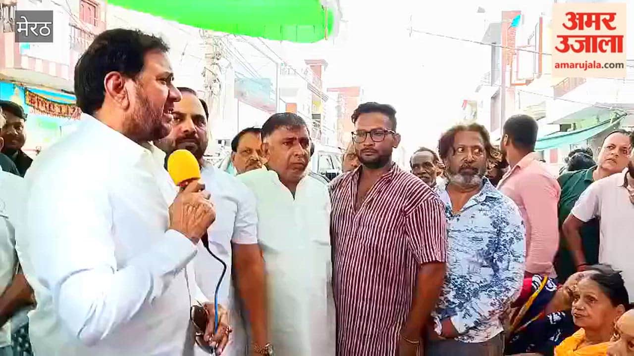 Meerut: Former MP Avtar Singh Bhadana reached the protest site in Shastri Nagar and assured the women of his support.