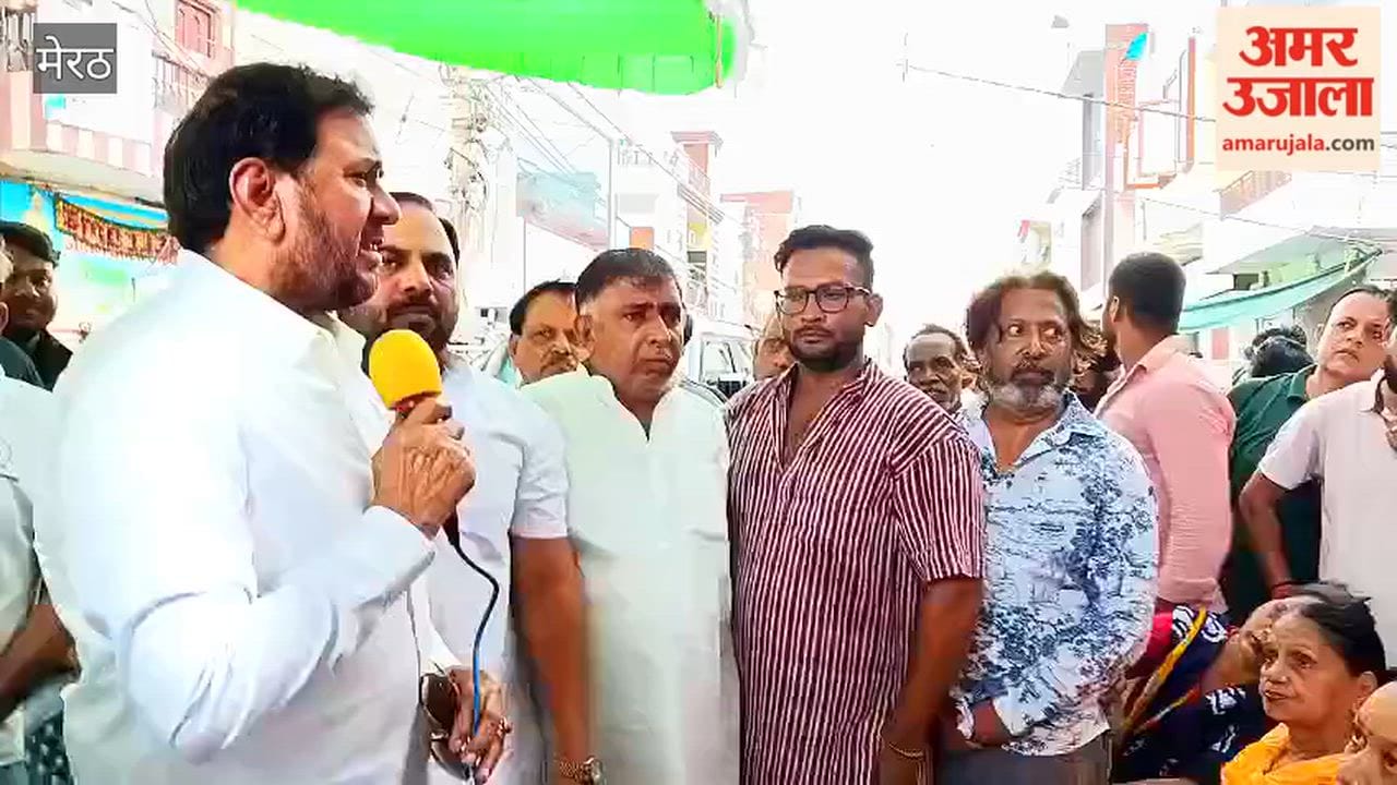 Meerut: Former MP Avtar Singh Bhadana reached the protest site in Shastri Nagar and assured the women of his support.