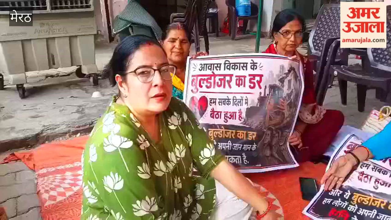 Meerut: Women's sit-in protest continues in Shastri Nagar Sector-3.