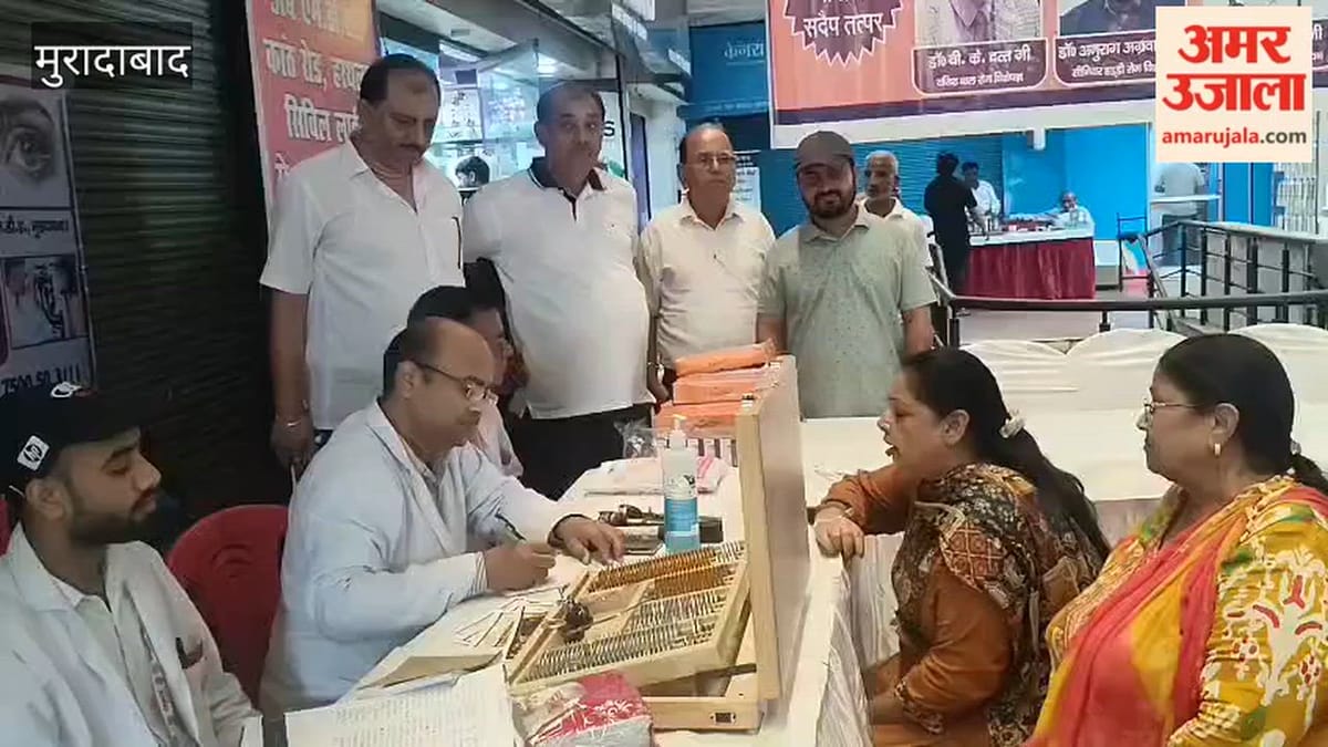 निशुल्क नेत्र शिविर में लोगों ने कराई जांच