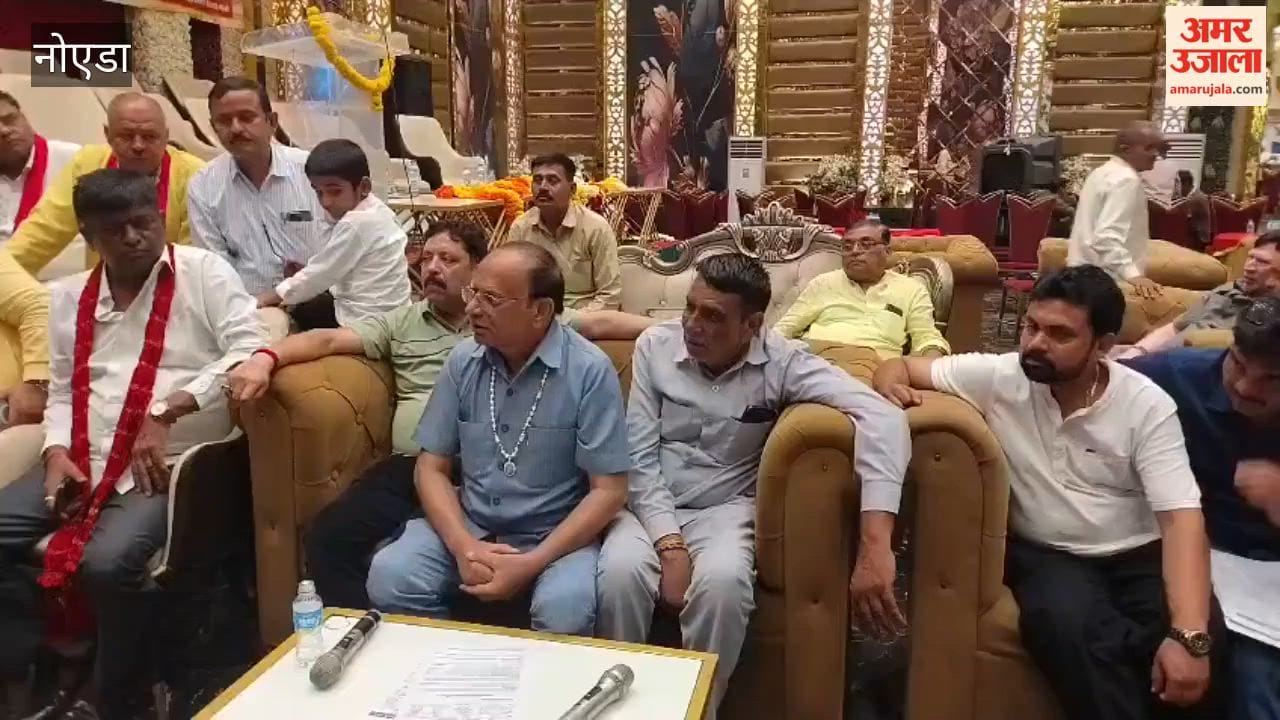 Traders present during programme in Noida Sector 52 explaining their problems