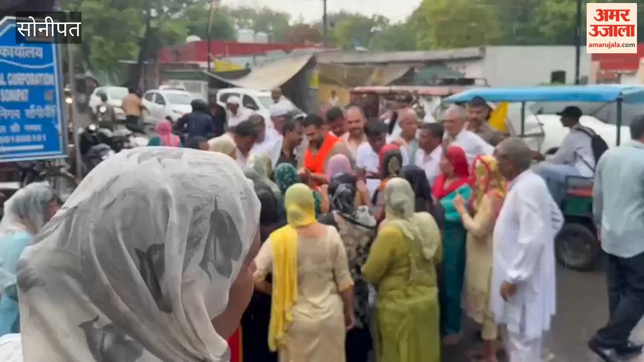 Councilors in Sonipat, furious over clogged sewers, locked the Municipal Corporation office; the MLA arrived at the scene and had the lock removed.