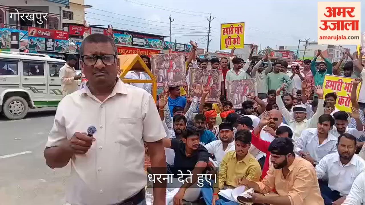 The Pasi community staged a sit-in in Khorabar demanding the installation of a statue of Maharaja Bijli Pasi.