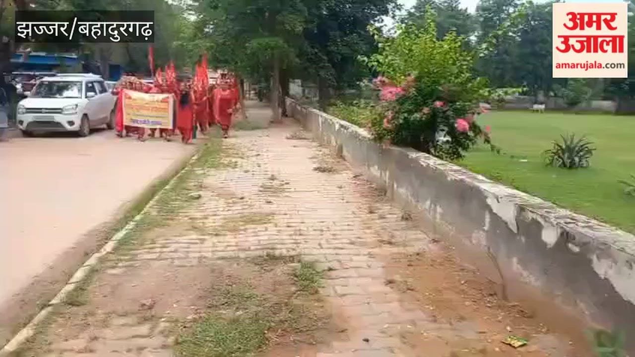 Jhajjar: ASHA workers staged a protest in the city.