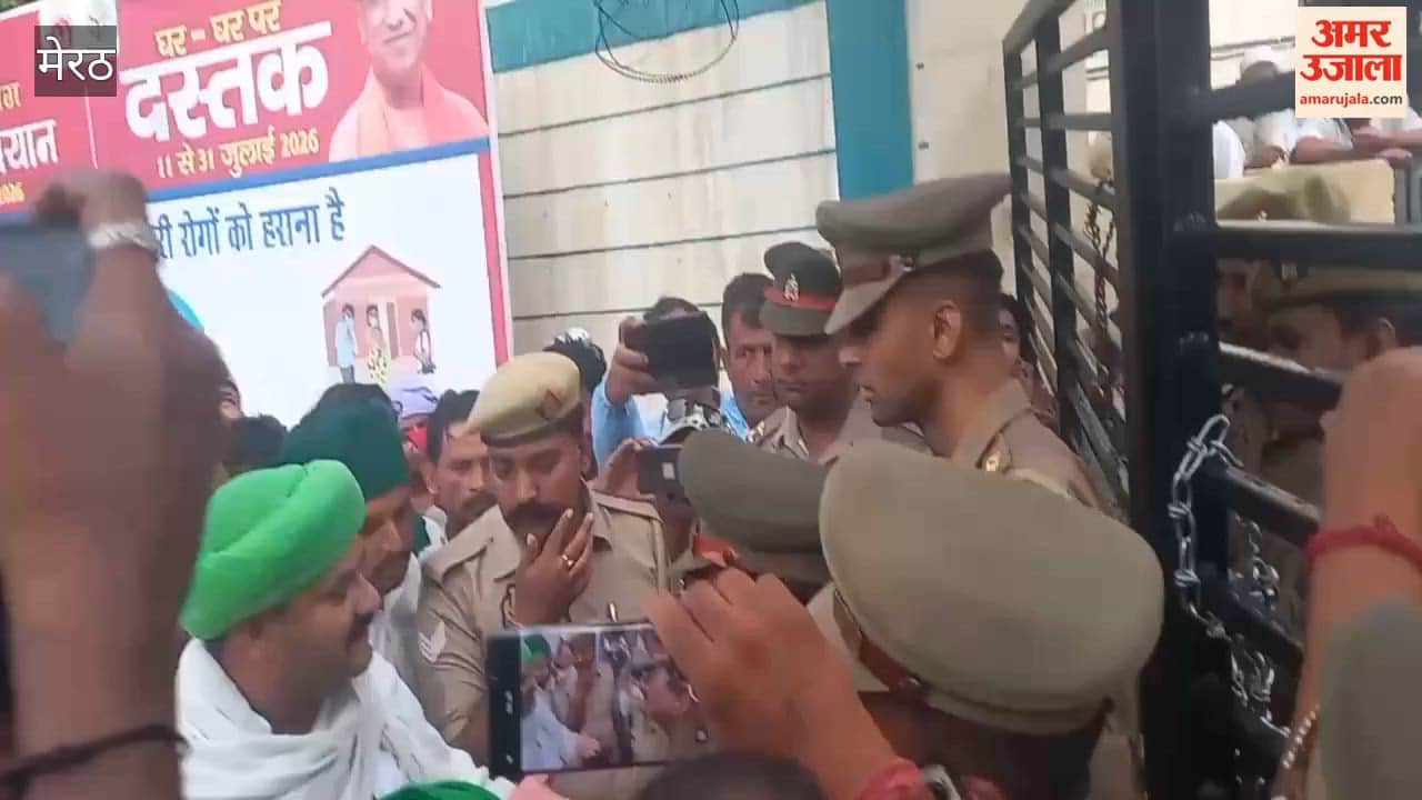 Meerut: Farmers Stage Sit-in at Collectorate Gate After Police Closes Entry During Protest
