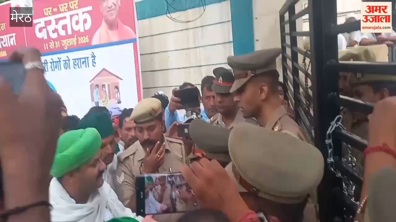 Meerut: Farmers Stage Sit-in at Collectorate Gate After Police Closes Entry During Protest