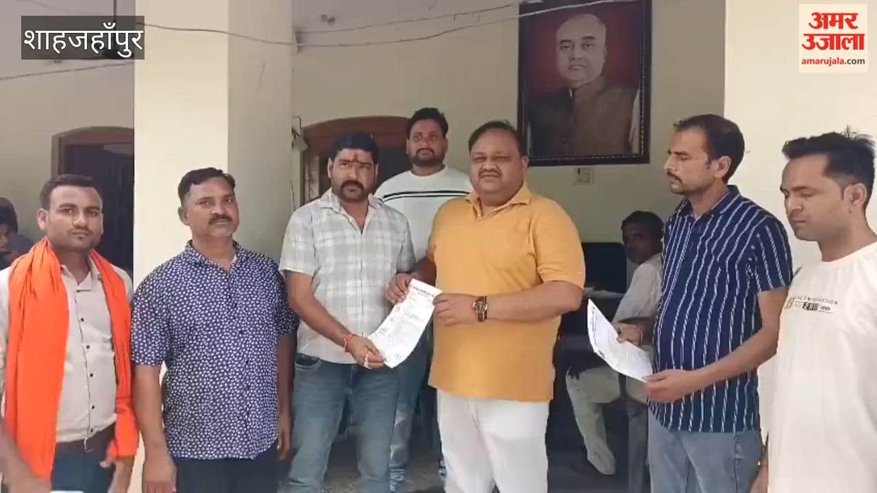 करणी सेना के पदाधिकारियों ने विधायक को दिया ज्ञापन।