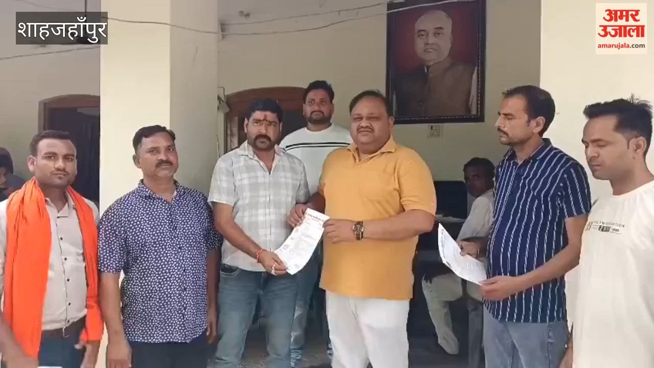 करणी सेना के पदाधिकारियों ने विधायक को दिया ज्ञापन।
