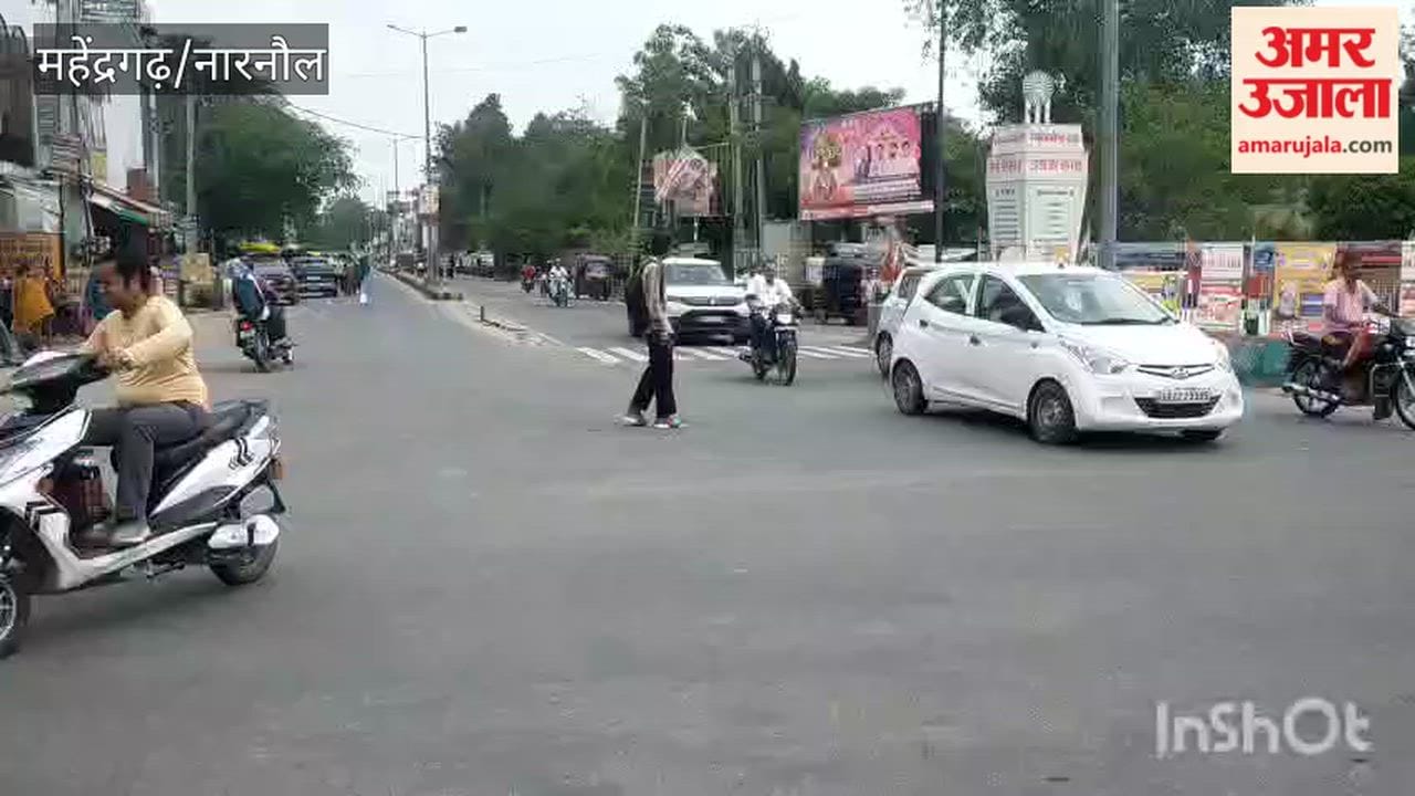 Narnaul: Traffic light at Mahavir Chowk becomes a nuisance; signal malfunctioning, even ambulances unable to find a way through.