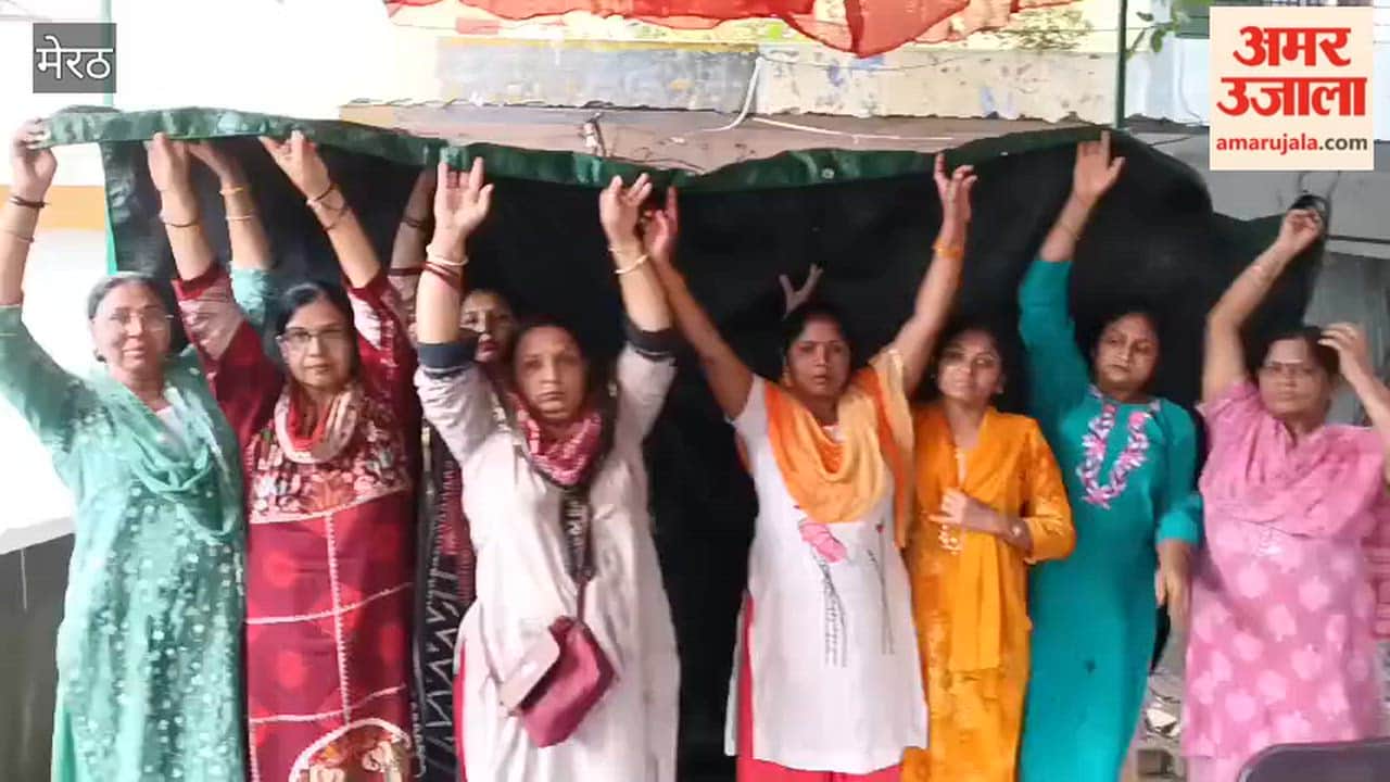Meerut: Women staged a protest in the rain in Sector 3 and chanted 'Ram Naam'.