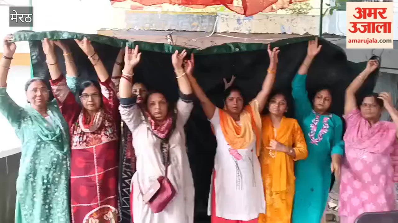 Meerut: Women staged a protest in the rain in Sector 3 and chanted 'Ram Naam'.