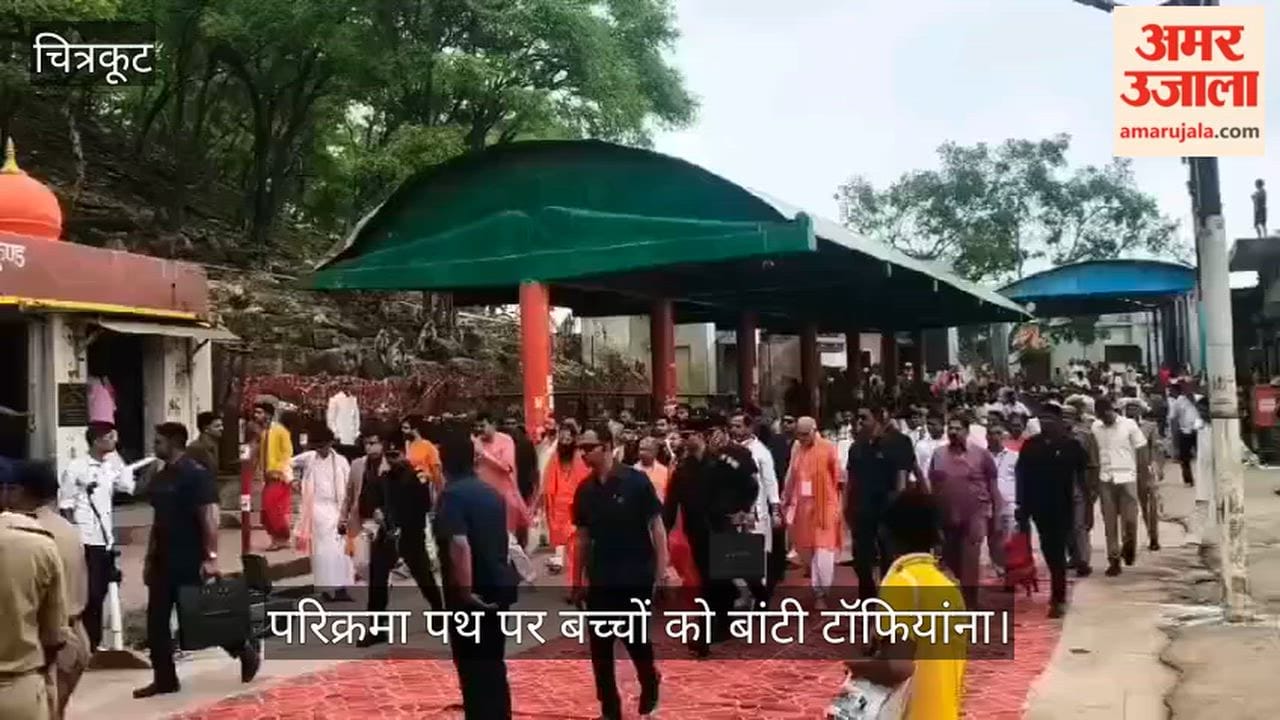 Chitrakoot After bowing in reverence at the shrine of Kamtanath the CM performed the parikrama