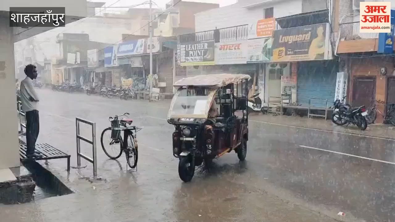 Waterlogging on roads due to rain in Shahjahanpur