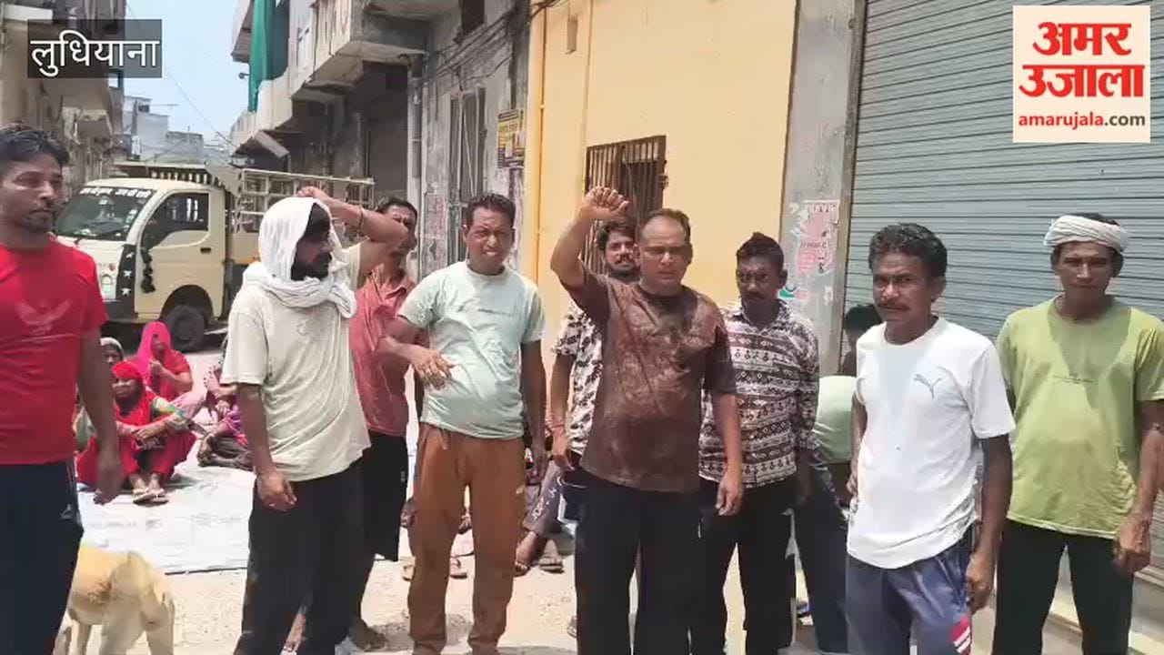 Residents of Jagraon raised slogans to protest against issues regarding the lack of clean drinking water and damaged roads.
