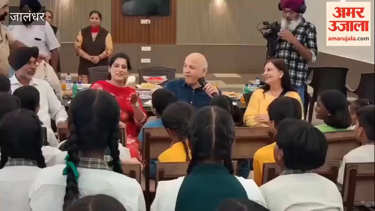 Manish Sisodia visited Nari Niketan in Jalandhar and spent time with the children.