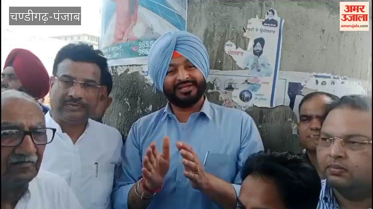 Police stopped Union Minister Ravneet Bittu's convoy in Moga.