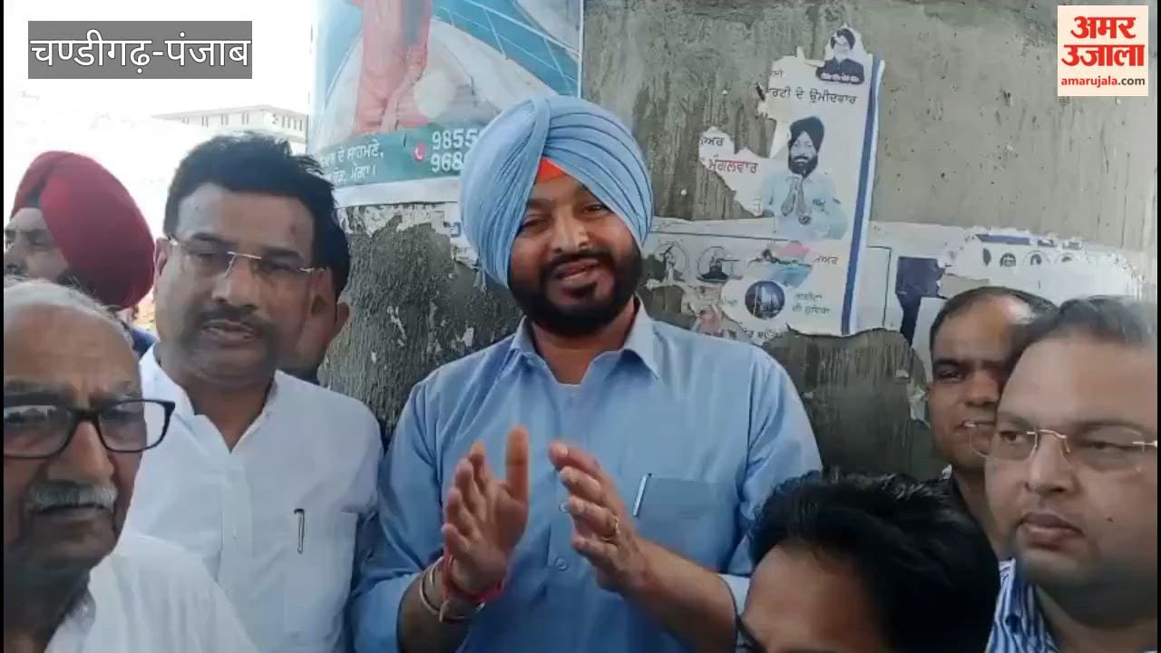 Police stopped Union Minister Ravneet Bittu's convoy in Moga.