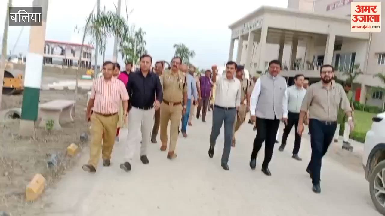 Congress leaders gherao Cabinet Minister Sanjay Nishad, raise 'Go back' slogans