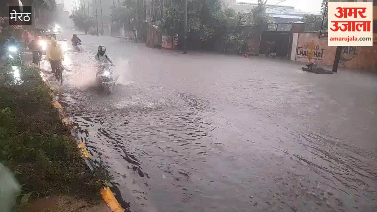 Delhi road filled with water due to rain throughout the day, pedestrians faced problems due to waterlogging