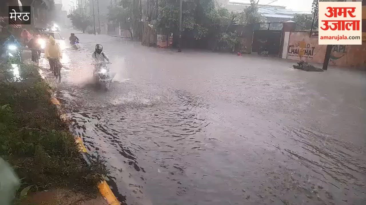 Delhi road filled with water due to rain throughout the day, pedestrians faced problems due to waterlogging