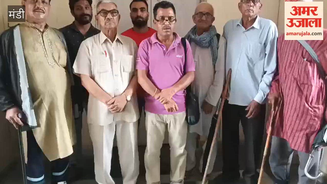 Mandi Divyang people accuse the government of discrimination, submit memorandum demanding equal pension and other demands