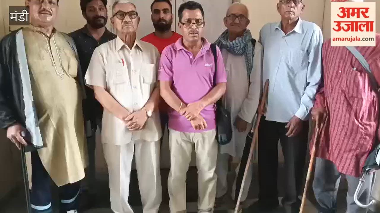 Mandi Divyang people accuse the government of discrimination, submit memorandum demanding equal pension and other demands