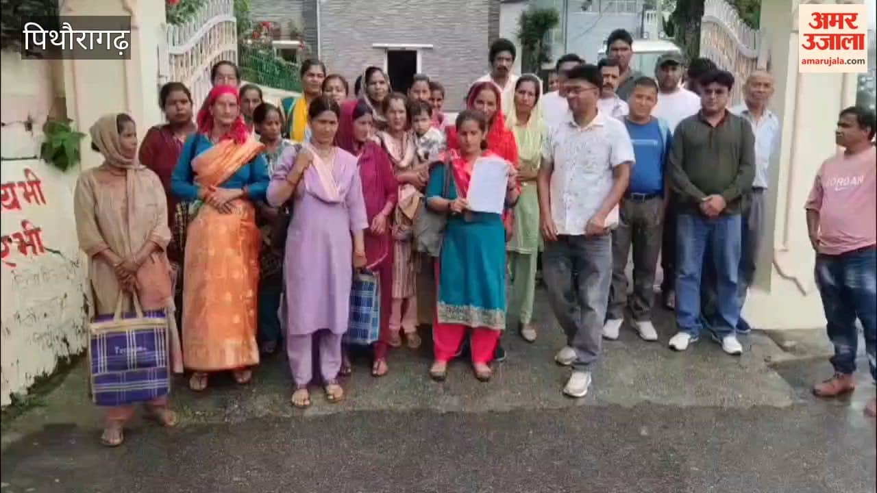 Parents stated that children are studying amidst danger in a dilapidated school building and demanded the construction of a new building.