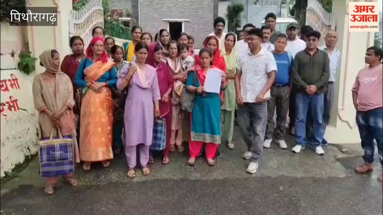 Parents stated that children are studying amidst danger in a dilapidated school building and demanded the construction of a new building.