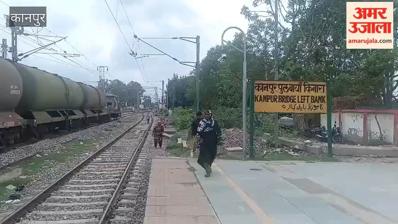 Shuklaganj: Waterlogging on main access road; passengers risk lives by walking along railway tracks