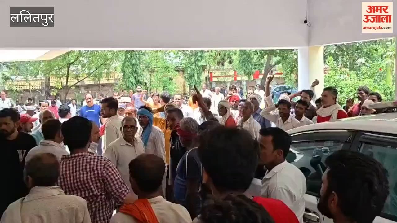 Family members have not performed the last rites of a retired teacher's body even after 20 hours, demanding that a case be registered against the police officers involved at the time.