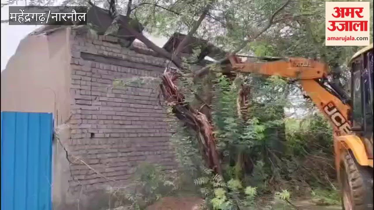 Bulldozer razes illegal colony spanning five acres in Narnaul; 10 DPCs and 2 houses demolished.