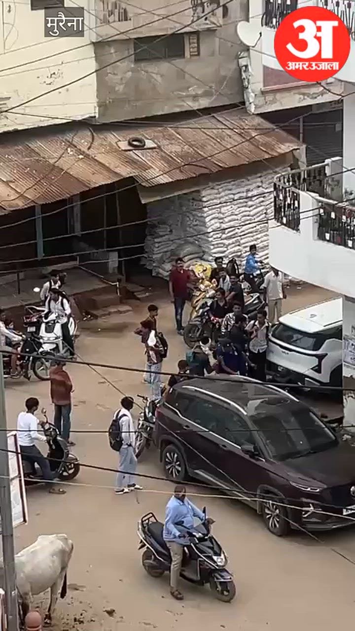Video of a street brawl involving kicks and punches between two groups of students in Morena goes viral.