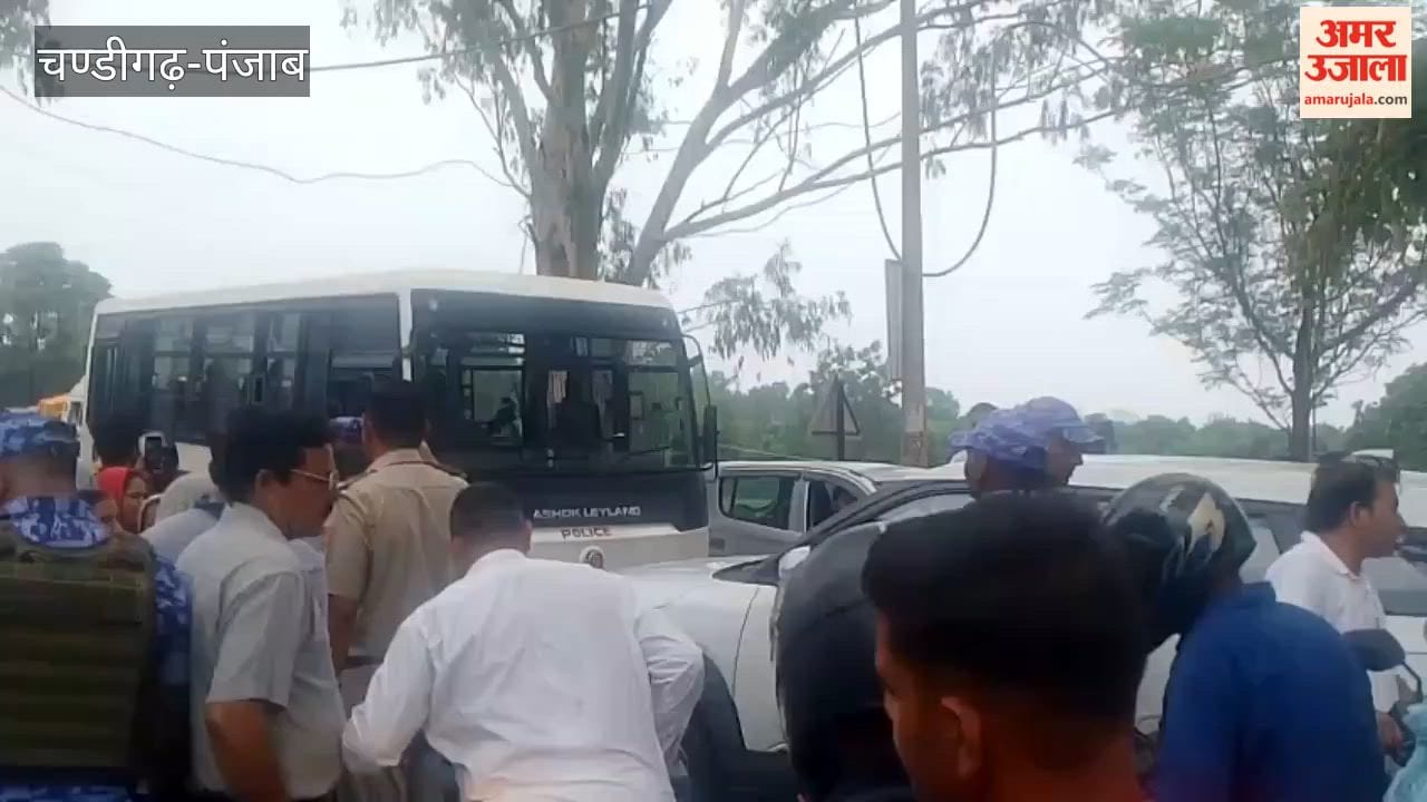 People facing a water shortage blocked the Pathankot-Dalhousie road.