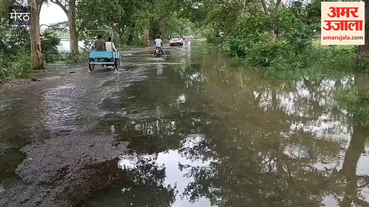 Road damaged by deep potholes at Bhimkund intersection, water filled on Hastinapur-Chandpur road, traffic became difficult.