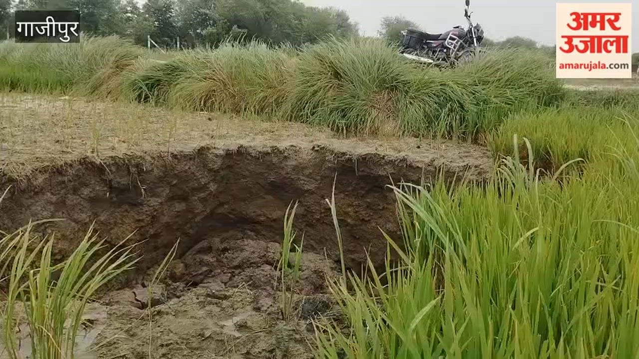 Soil begins cave in farm 15-foot-wide 10-foot-deep pit forms in ghazipur