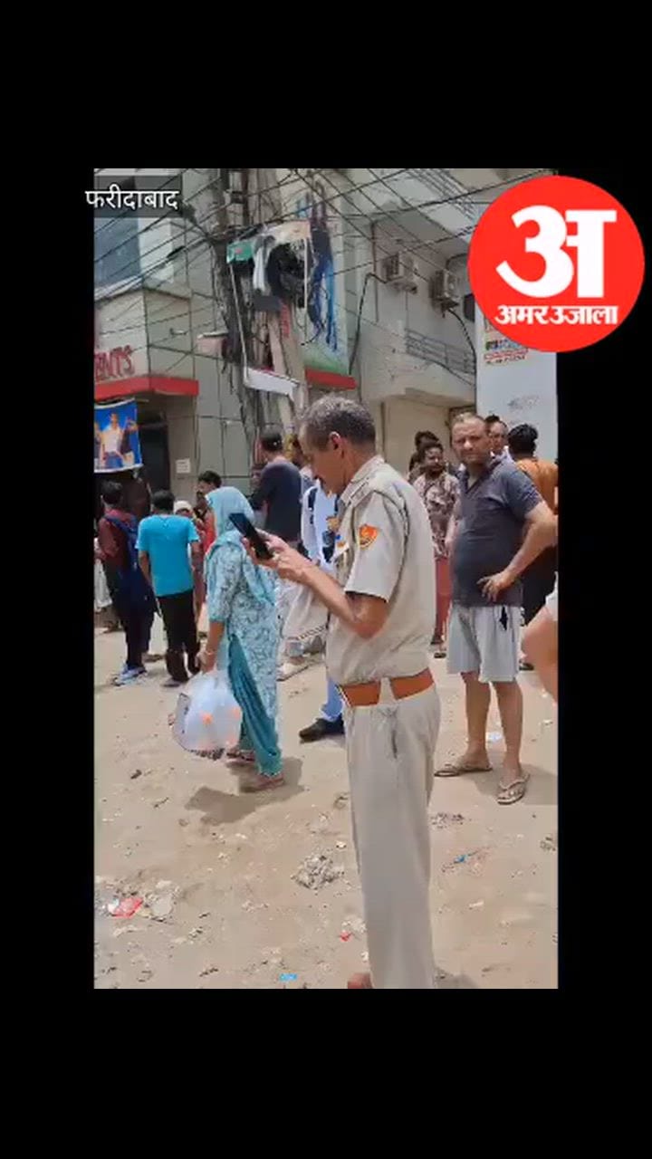 डबुआ कॉलोनी में बिजली-पानी की समस्या से नाराज लोगों ने किया रोड जाम