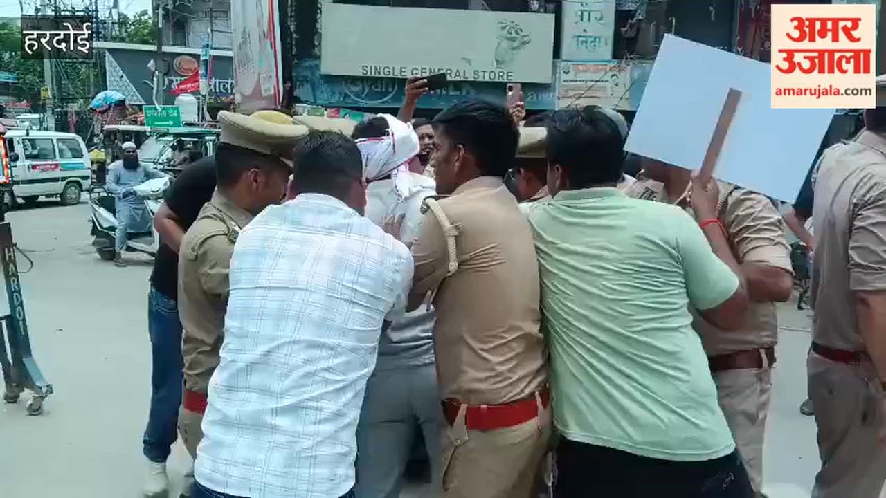 Hardoi: Altercation between police and Congress workers intending to burn the Excise Minister's effigy
