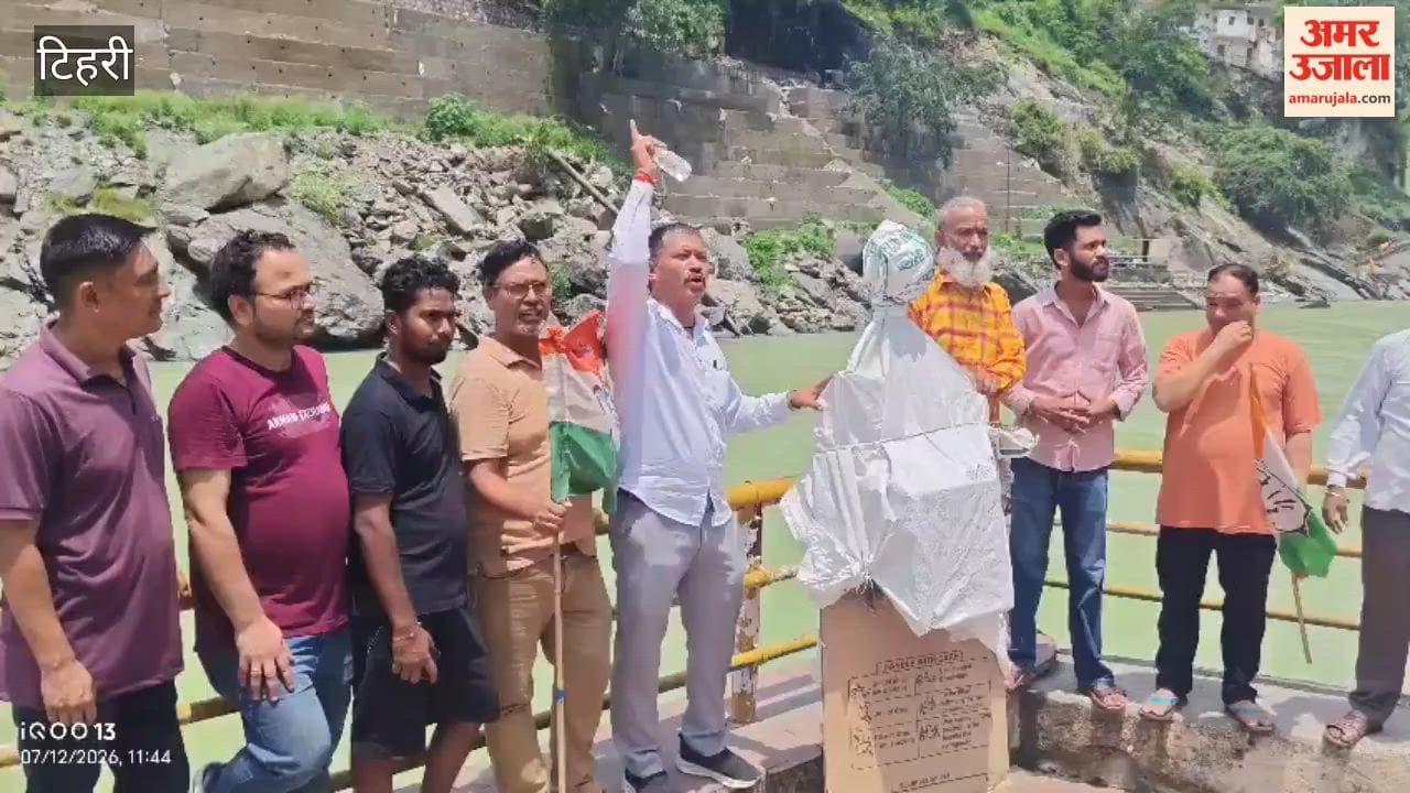 Former CM Trivendra Rawat's effigy burned in Devprayag; Congress strongly opposes his statement regarding the Devasthanam Board.