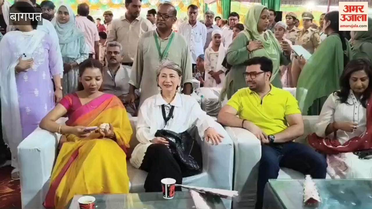 Baghpat: Foreigners also savored the mangoes at the Mango Festival; after tasting them, they exclaimed, "It was delightful!"
