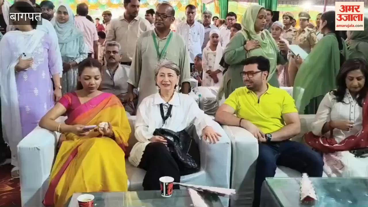Baghpat: Foreigners also savored the mangoes at the Mango Festival; after tasting them, they exclaimed, "It was delightful!"