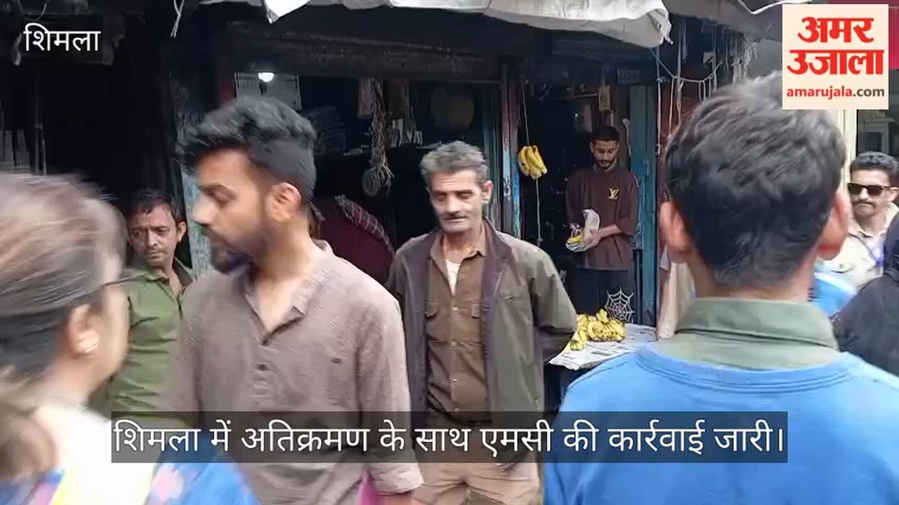 MC's anti-enccroachment drive continues in Shimla; goods seized in Lower Bazaar.