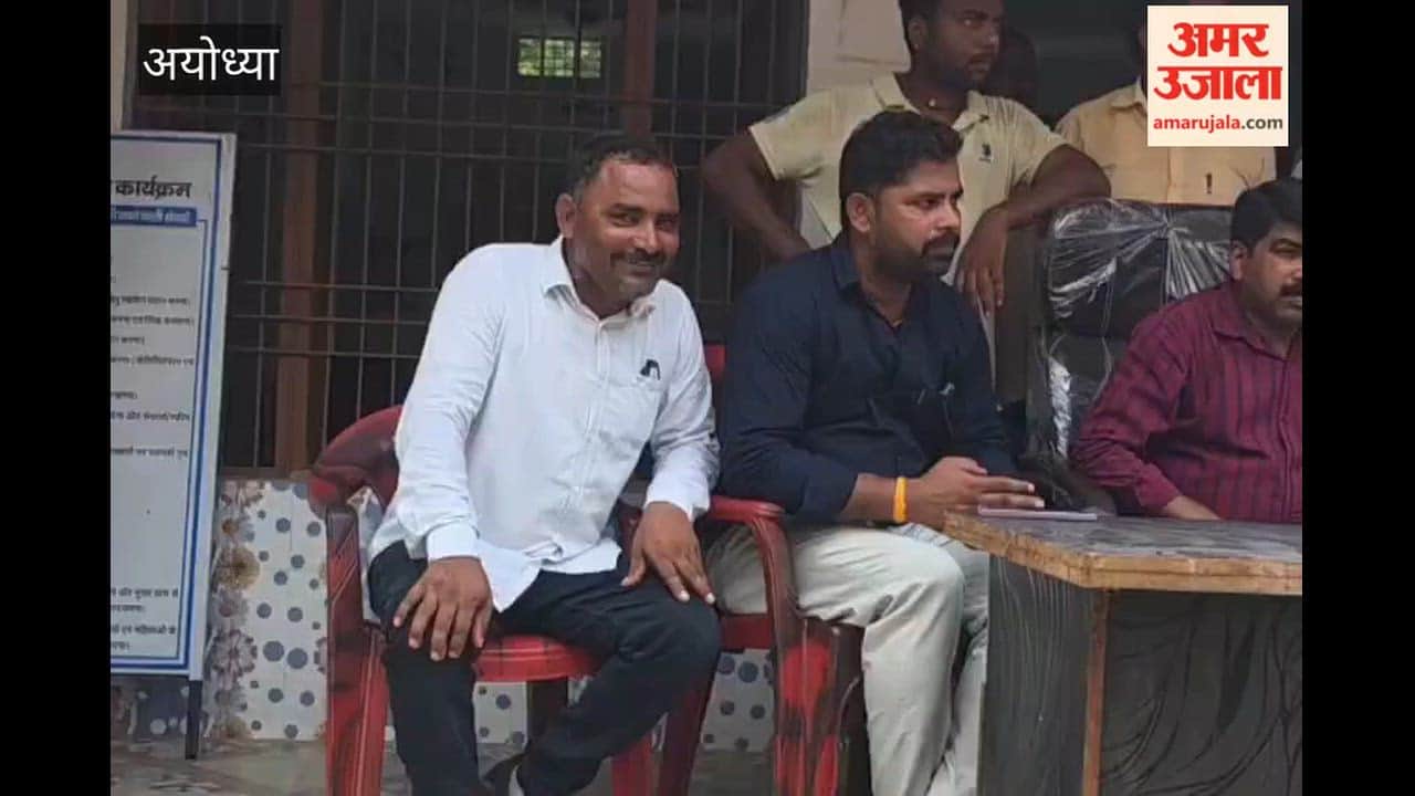 गहमागहमी के बीच अयोध्या के परसावां-महोला में आदर्श स्वयं सहायता समूह को मिली कोटेदार की दुकान